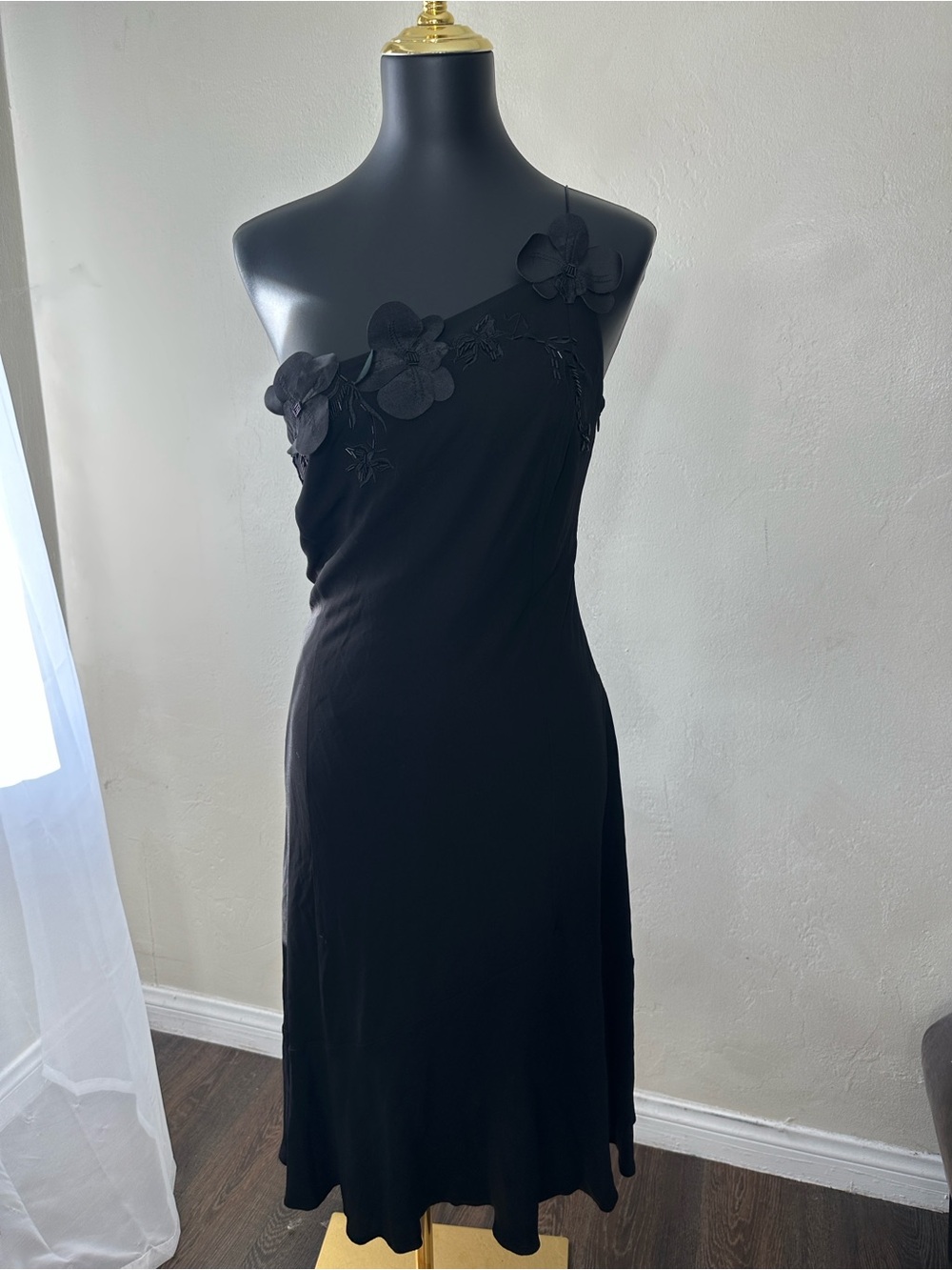 Black One-Shoulder Floral Appliqué Dress